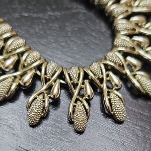 Vtg 1970 Coro Light Gold Textured Leaf Necklace